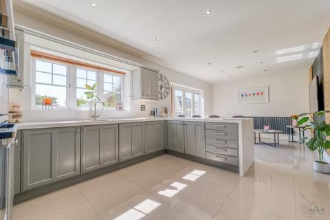4 Elford Close, Streetly, Sutton Coldfield, B74 3LZ