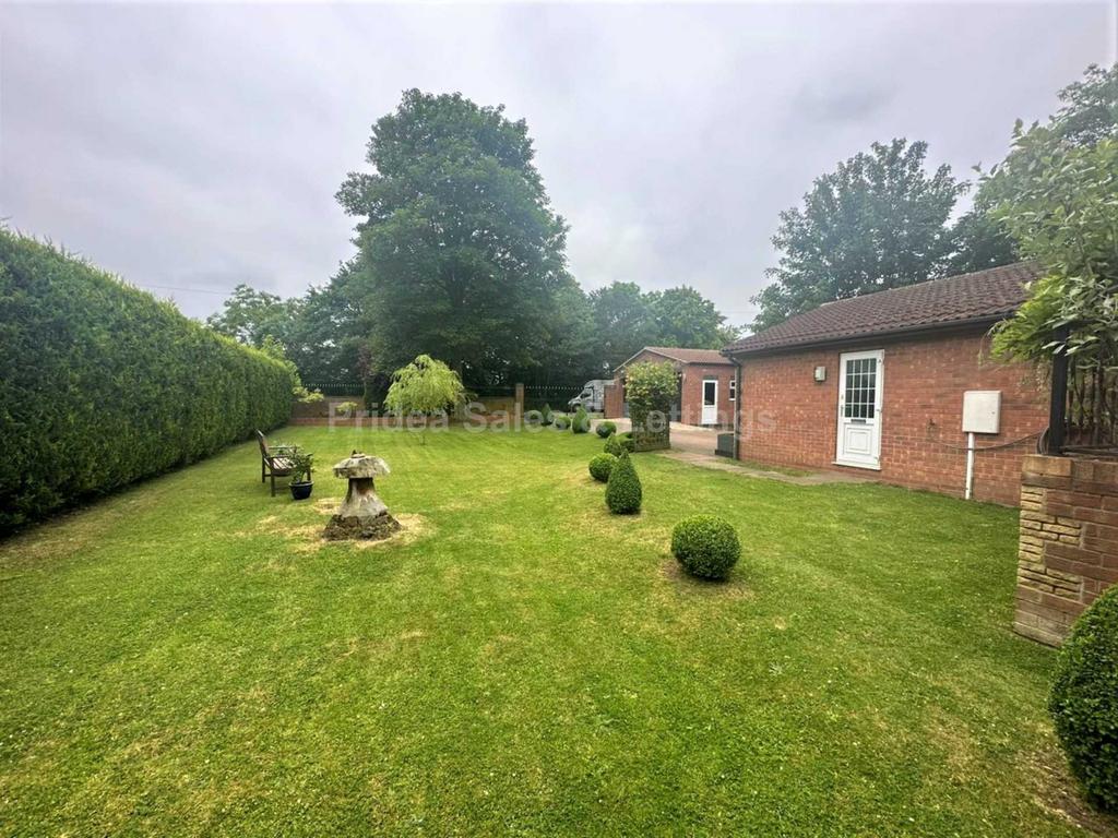Trent Lane, NewtonOnTrent 4 bed detached bungalow £500,000