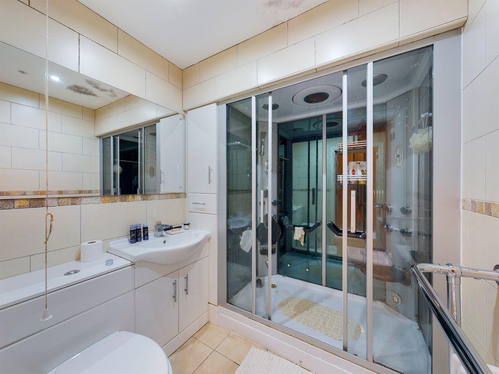 Ensuite to Bed 1