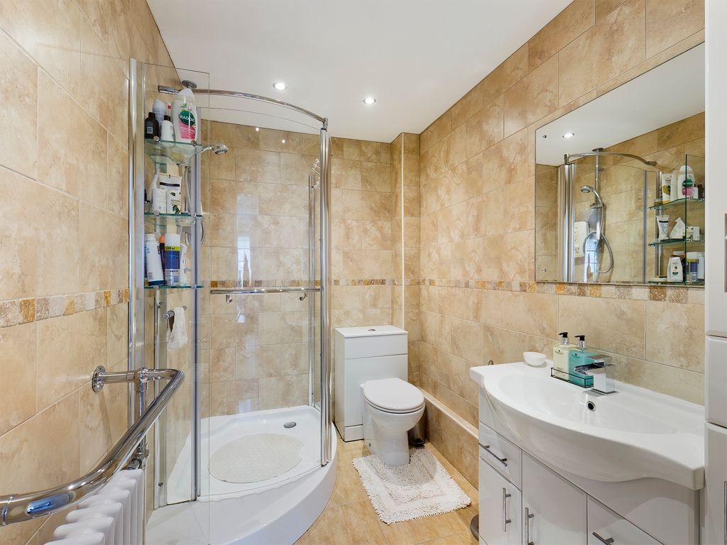 Ensuite to Bed 2