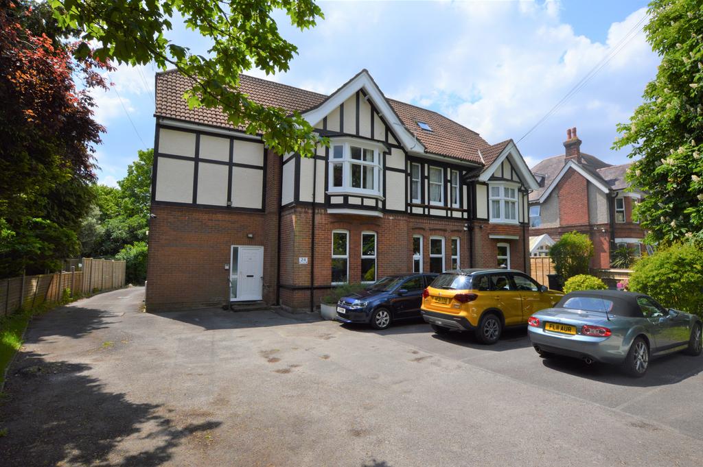 Portchester Road, Bournemouth BH8 2 bed flat £1,250 pcm (£288 pw)