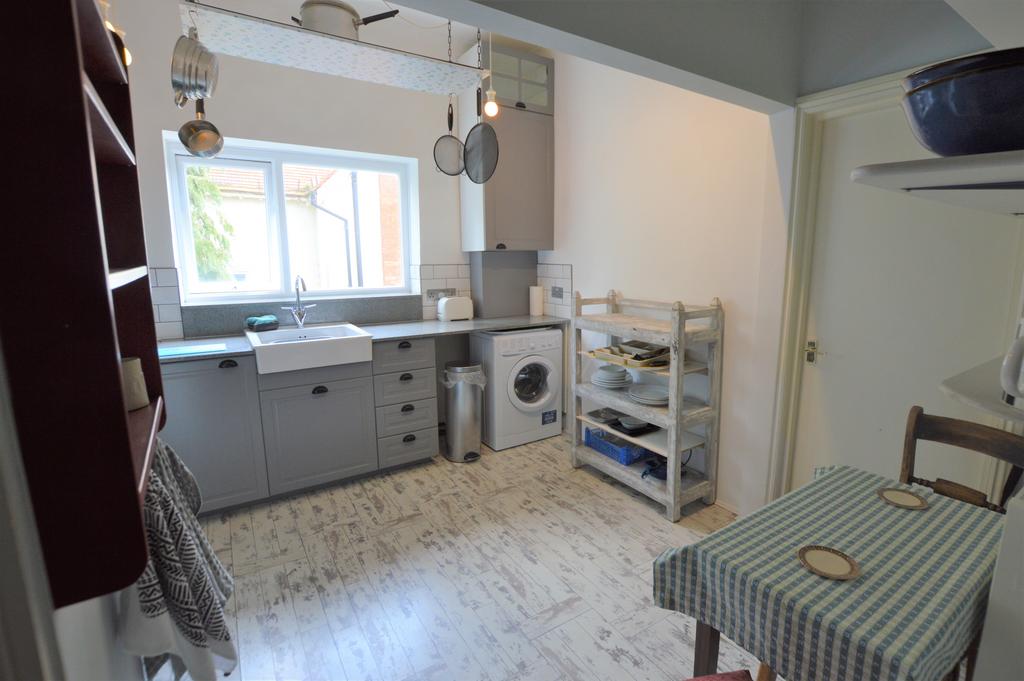 Portchester Road, Bournemouth BH8 2 bed flat to rent £1,250 pcm (£288 pw)
