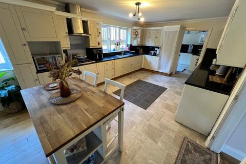 4 bedroom detached house for sale, Springfield Rise Treharris - Treharris