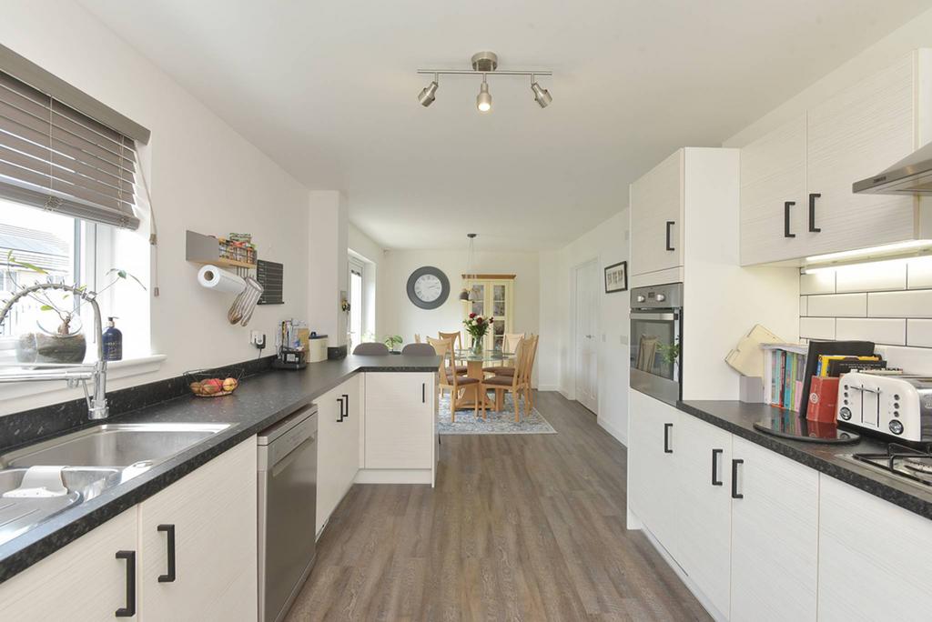 41 Brotherton Avenue, Bellsquarry, Livingston, EH54 9FN 5 bed detached house for sale £380,000