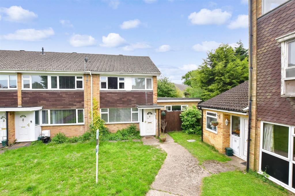 Chilberton Drive, Merstham, Redhill, Surrey 5 bed end of terrace house