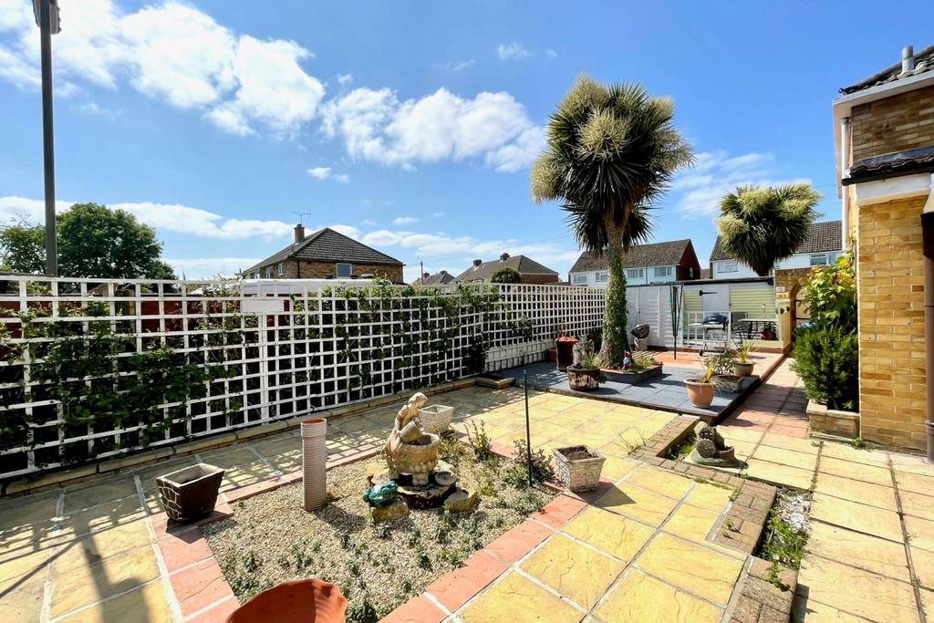 18 Ashleigh SIDE GARDEN
