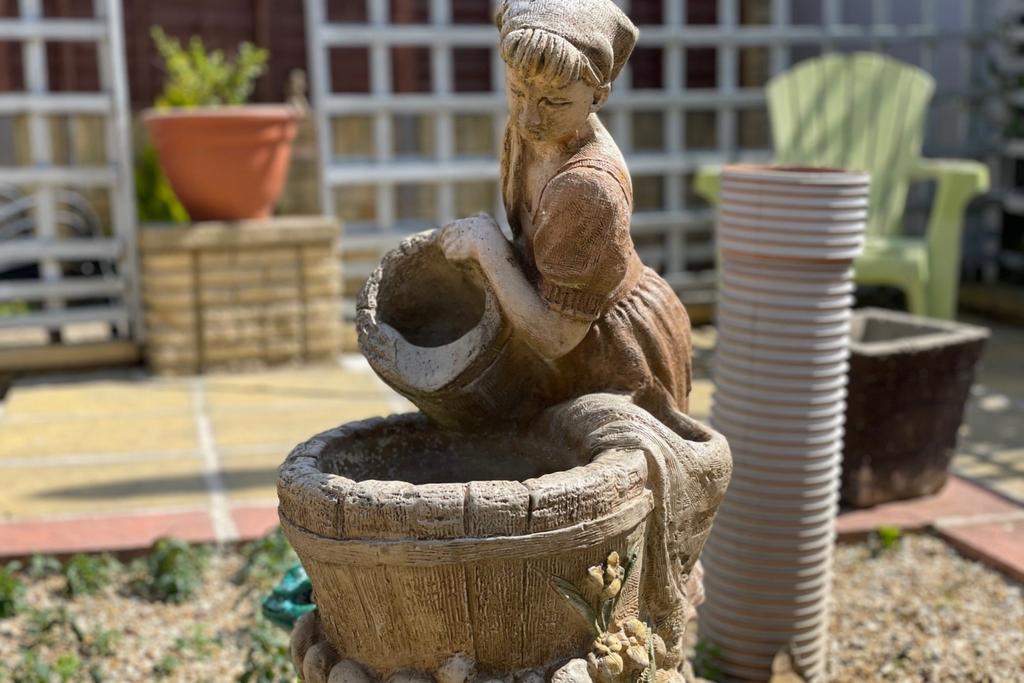 18 Ashleigh STATUE