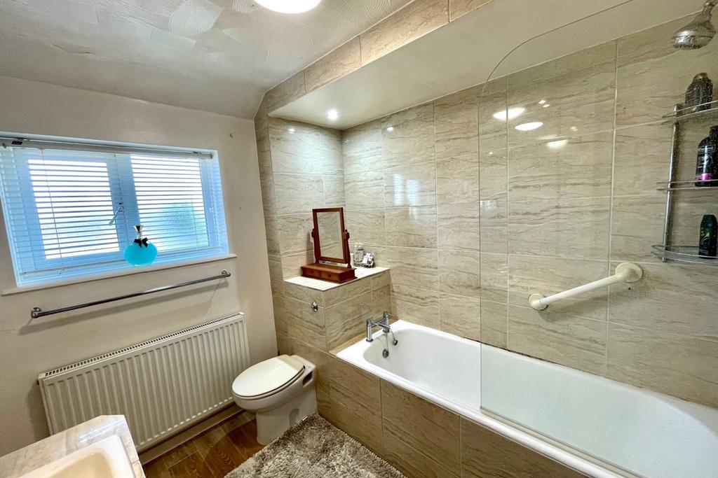 18 Ashleigh BATHROOM