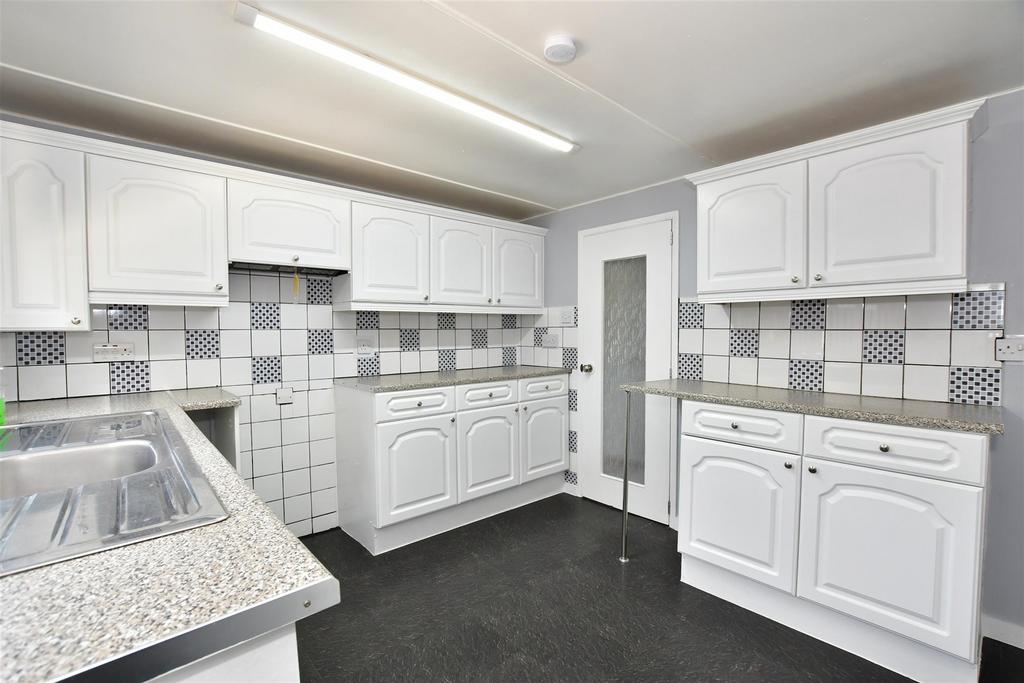 Lippitts Hill, Loughton, Essex 3 bed park home for sale £170,000