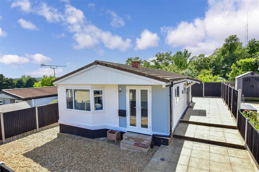 Lippitts Hill, Loughton, Essex 3 bed park home for sale £130,000