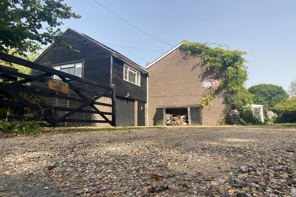 Worthing Road, Horsham, RH13 4 bed detached house for sale £700,000