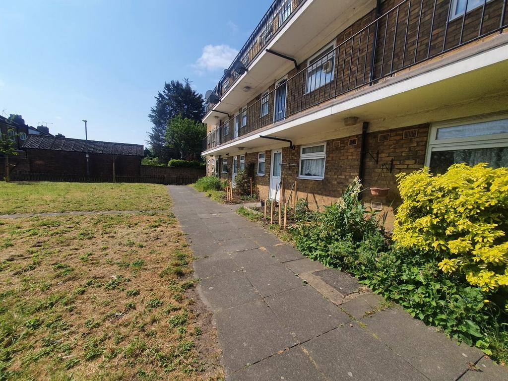 Inglehurst Gardens, Gants Hill Property £1,050 pcm (£242 pw)