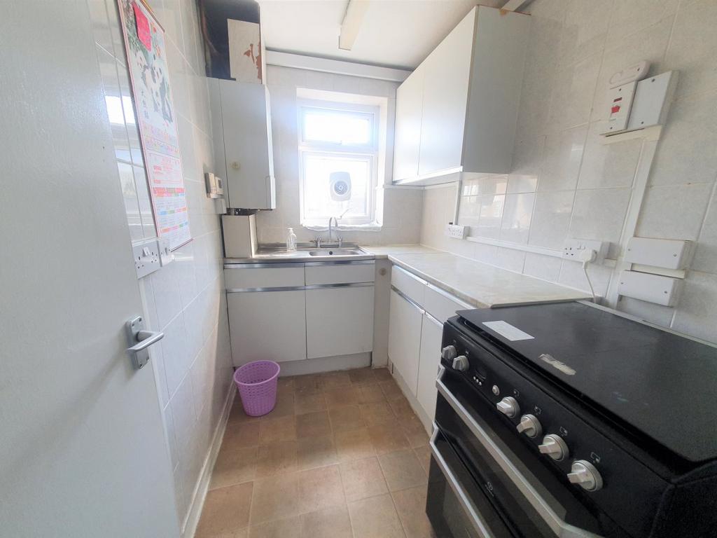 Inglehurst Gardens, Gants Hill Property £1,050 pcm (£242 pw)
