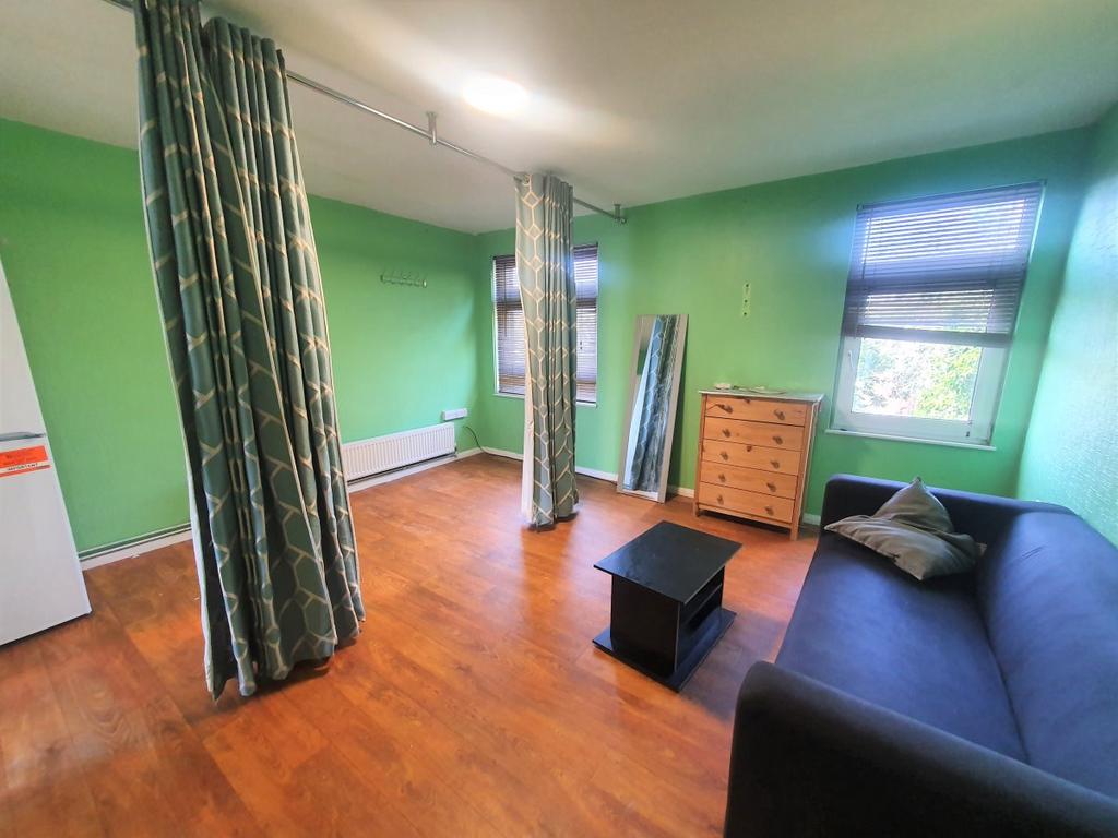 Inglehurst Gardens, Gants Hill Property £1,050 pcm (£242 pw)