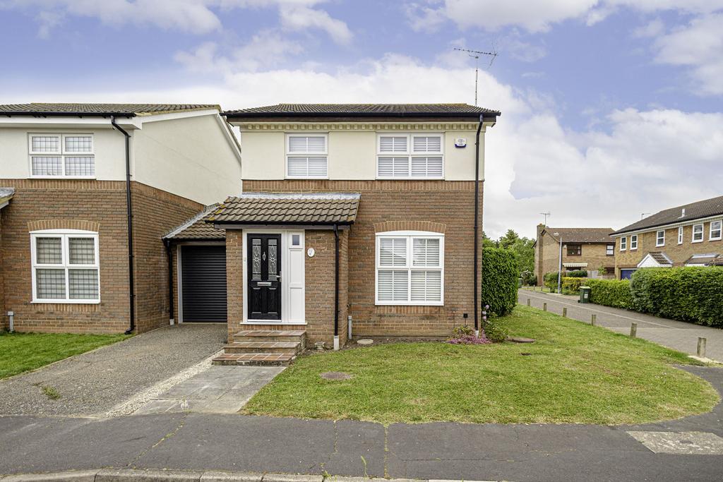 Alexandra Road, Rayleigh, SS6 3 bed detached house £1,700 pcm (£392 pw)