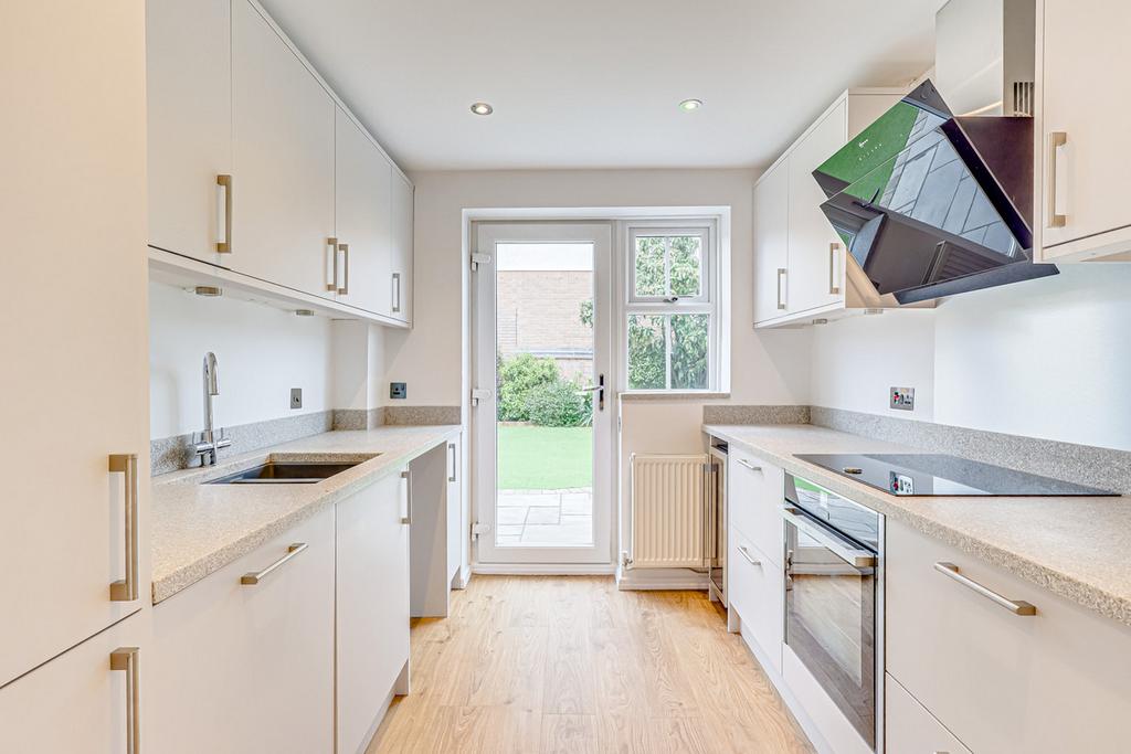 Alexandra Road, Rayleigh, SS6 3 bed detached house £1,700 pcm (£392 pw)