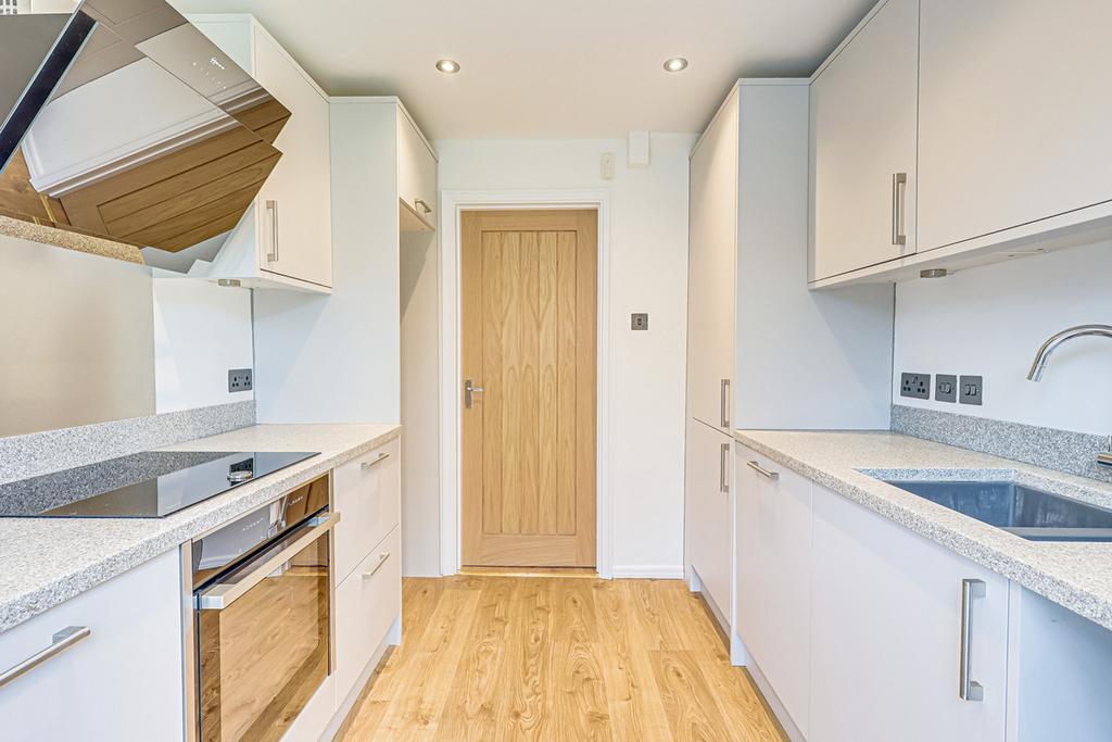 Alexandra Road, Rayleigh, SS6 3 bed detached house £1,700 pcm (£392 pw)