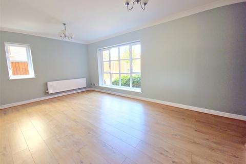 2 bedroom apartment to rent, Deyncourt Gardens, Upminster, RM14