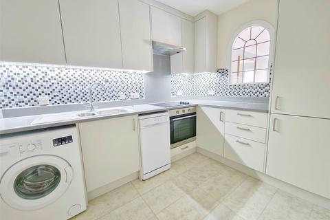 2 bedroom apartment to rent, Deyncourt Gardens, Upminster, RM14