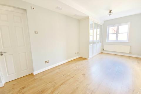 2 bedroom apartment to rent, Deyncourt Gardens, Upminster, RM14