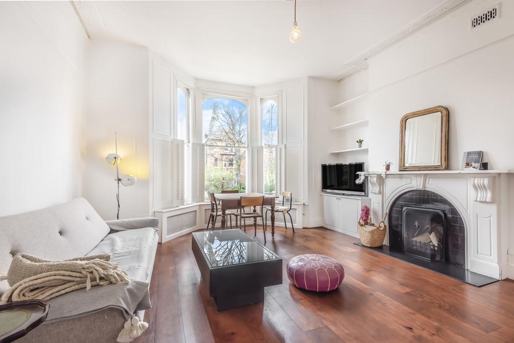 Larkhall Rise Clapham Common SW4 2 bed flat £2,250 pcm (£519 pw)