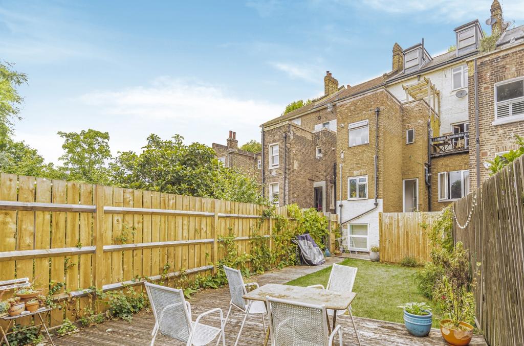 Larkhall Rise Clapham Common SW4 2 bed flat £2,250 pcm (£519 pw)