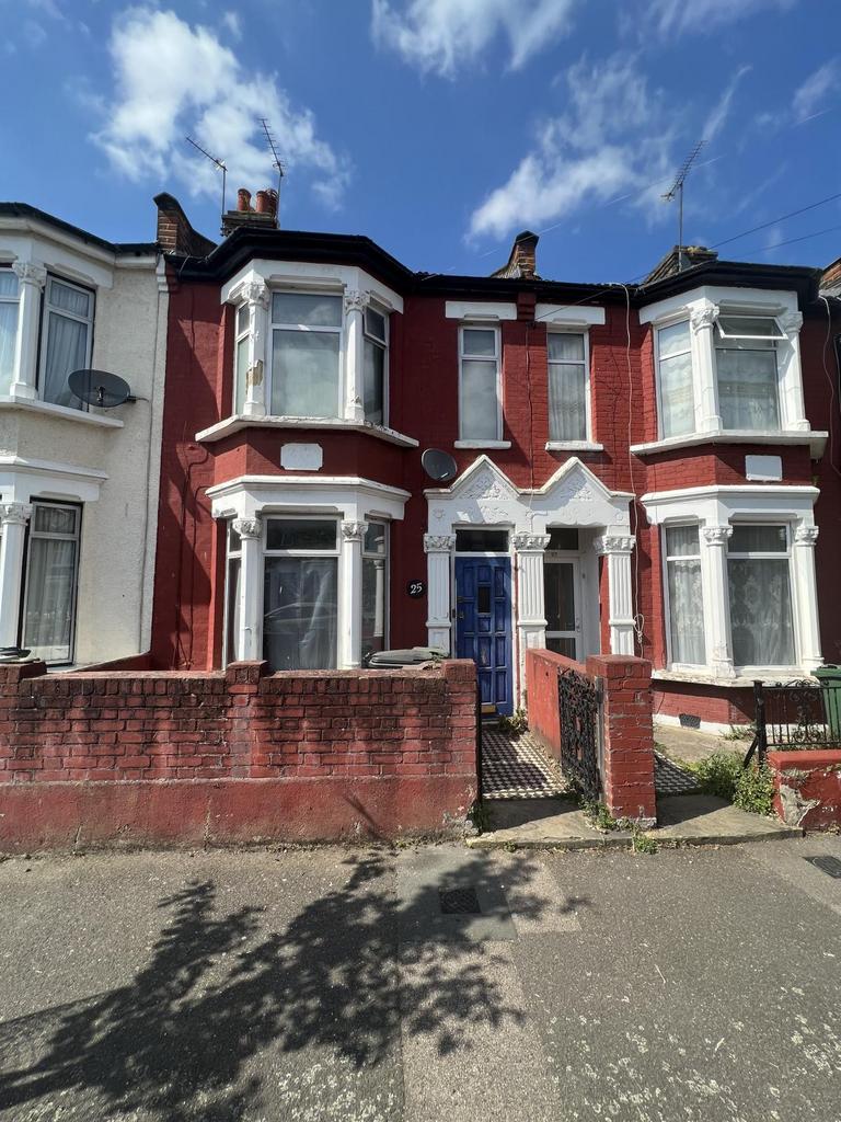 3 Bedroom House For Sale in E17