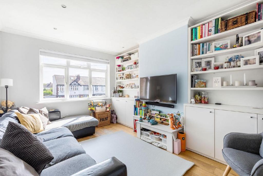 Martin Way, Morden 2 bed flat for sale £400,000