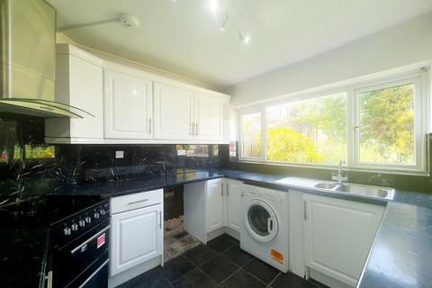 4 bedroom semi-detached house to rent, Cat Hill, Barnet