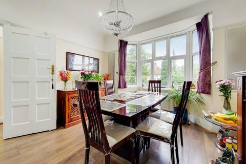 4 bedroom semi-detached house to rent - Moorcroft Way, Pinner, HA5