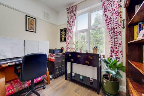 4 bedroom semi-detached house to rent - Moorcroft Way, Pinner, HA5