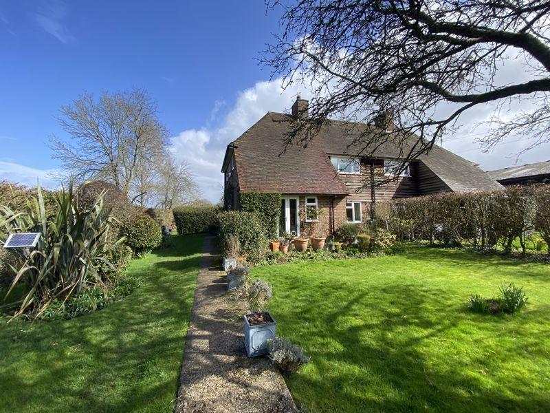 East Whipley Lane, Cranleigh 2 bed semidetached house to rent £1,500