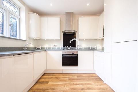 4 bedroom terraced house to rent, Villacourt Road, London SE18