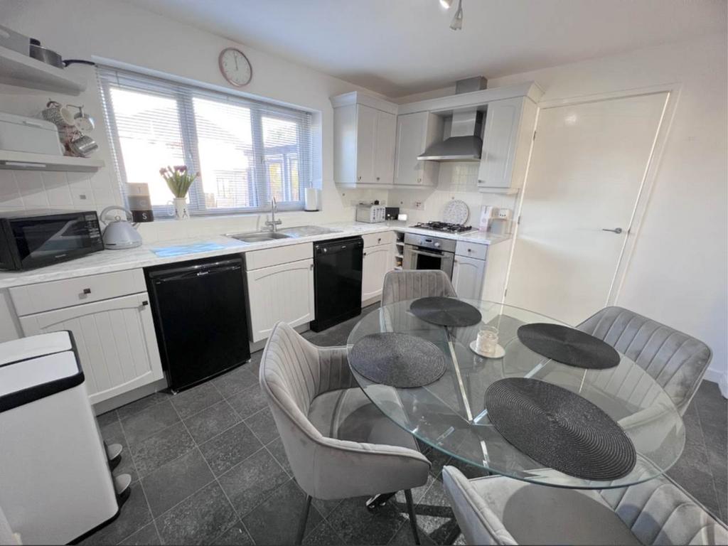 Cae'r Wylan, Llanbadarn Fawr, Aberystwyth 3 bed semidetached house £