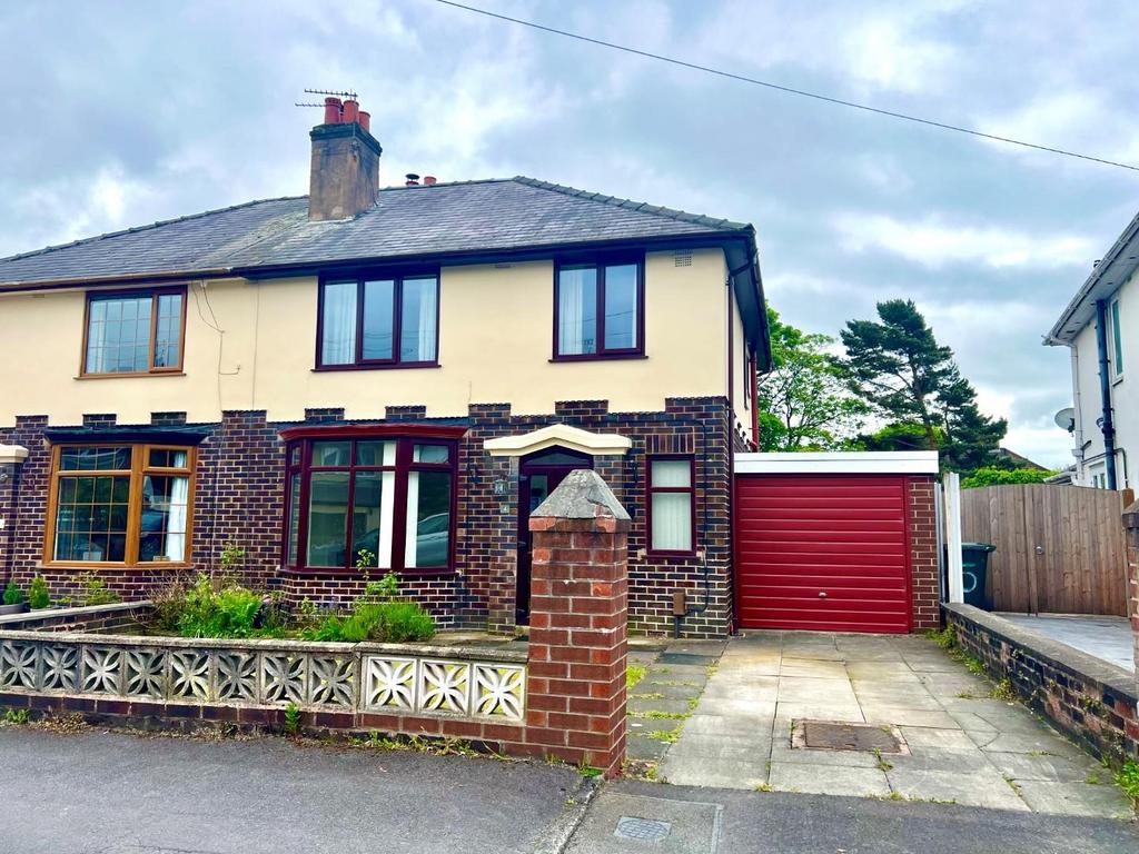 Old Hall Drive, Whitby, Ellesmere Port 3 bed semidetached house for