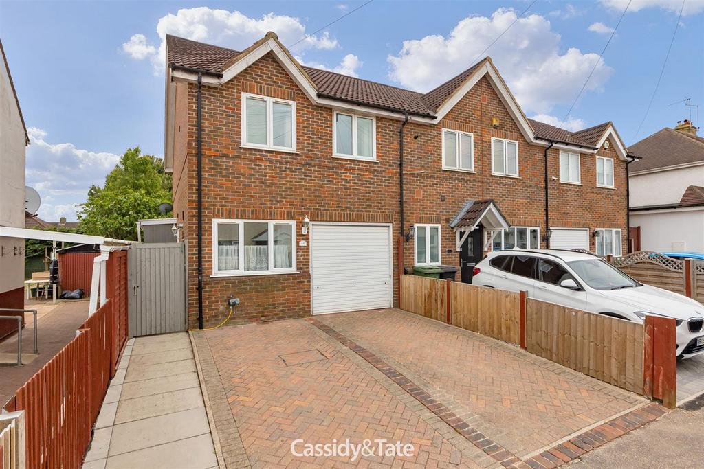 Kings Road, London Colney, St. Albans 3 bed end of terrace house for