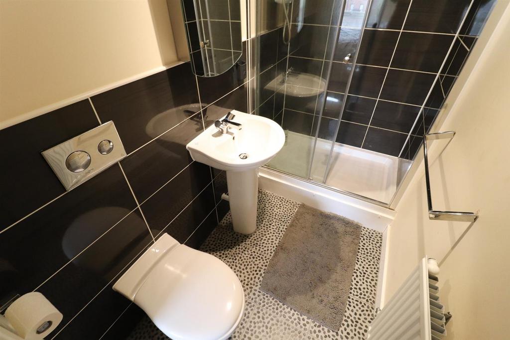 Ensuite Bathroom (Bed 1)