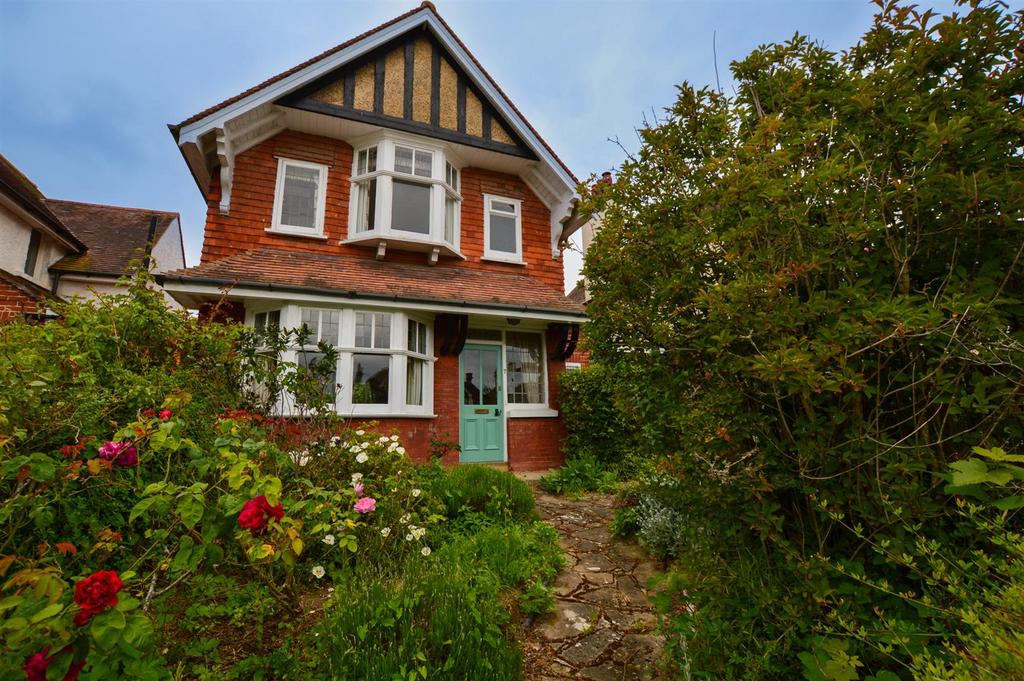 Glynde Avenue, Eastbourne 3 bed detached house £1,500 pcm (£346 pw)