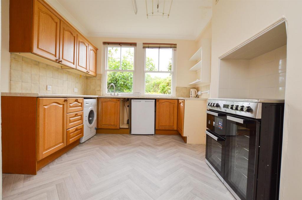 Glynde Avenue, Eastbourne 3 bed detached house £1,500 pcm (£346 pw)