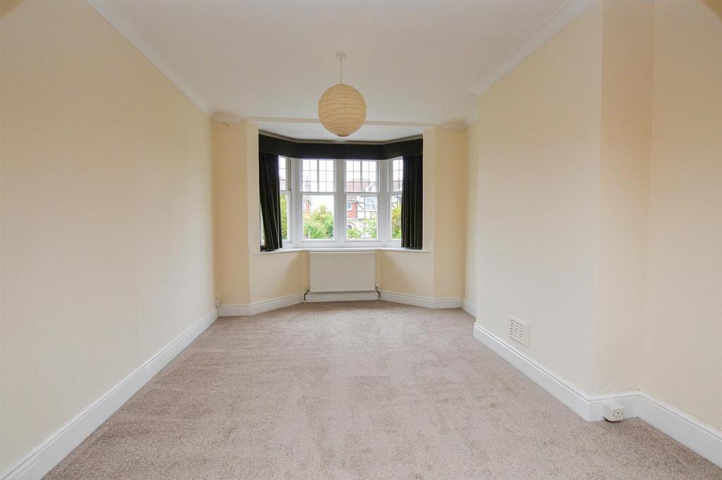 Glynde Avenue, Eastbourne 3 bed detached house £1,500 pcm (£346 pw)