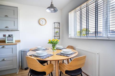 28 Gwartha Close, St Austell, PL25 3GF