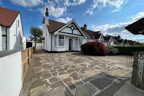 4 bedroom bungalow for sale - Levett Gardens, Ilford