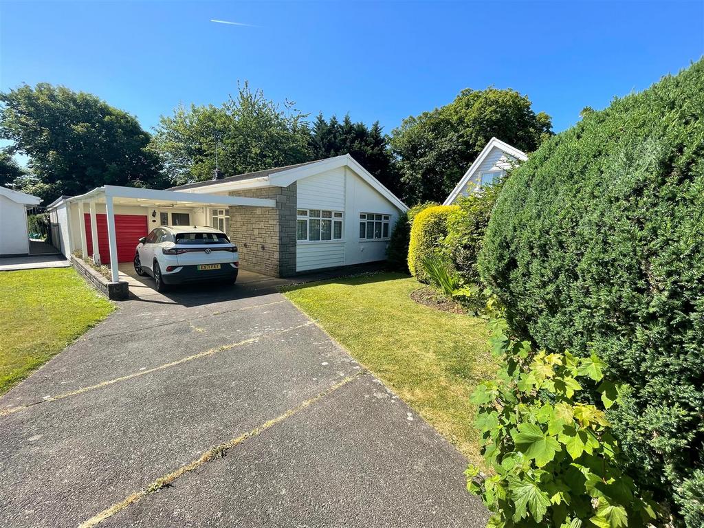 Ffrwd Vale, Neath 3 bed detached bungalow for sale £365,000
