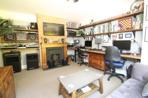 3 Charnwood Road, Salisbury, SP2 7HT