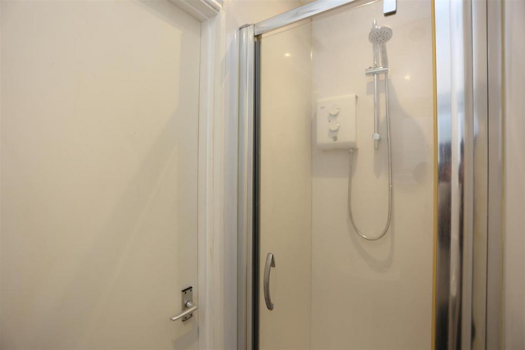5, 107 Lansdowne Place - Shower (2).JPG