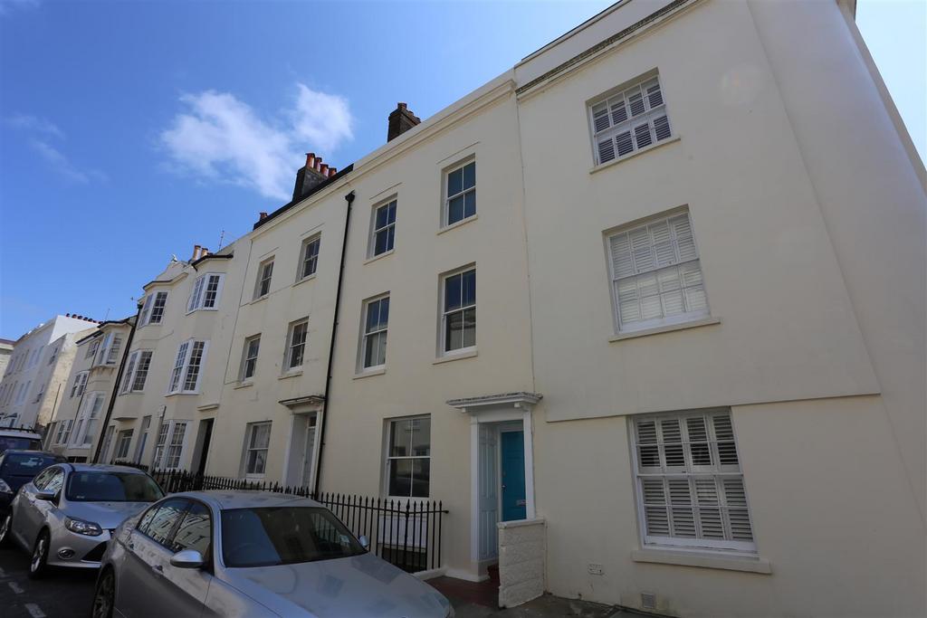 Lower Market Street, Hove 3 bed £2,000 pcm (£462 pw)