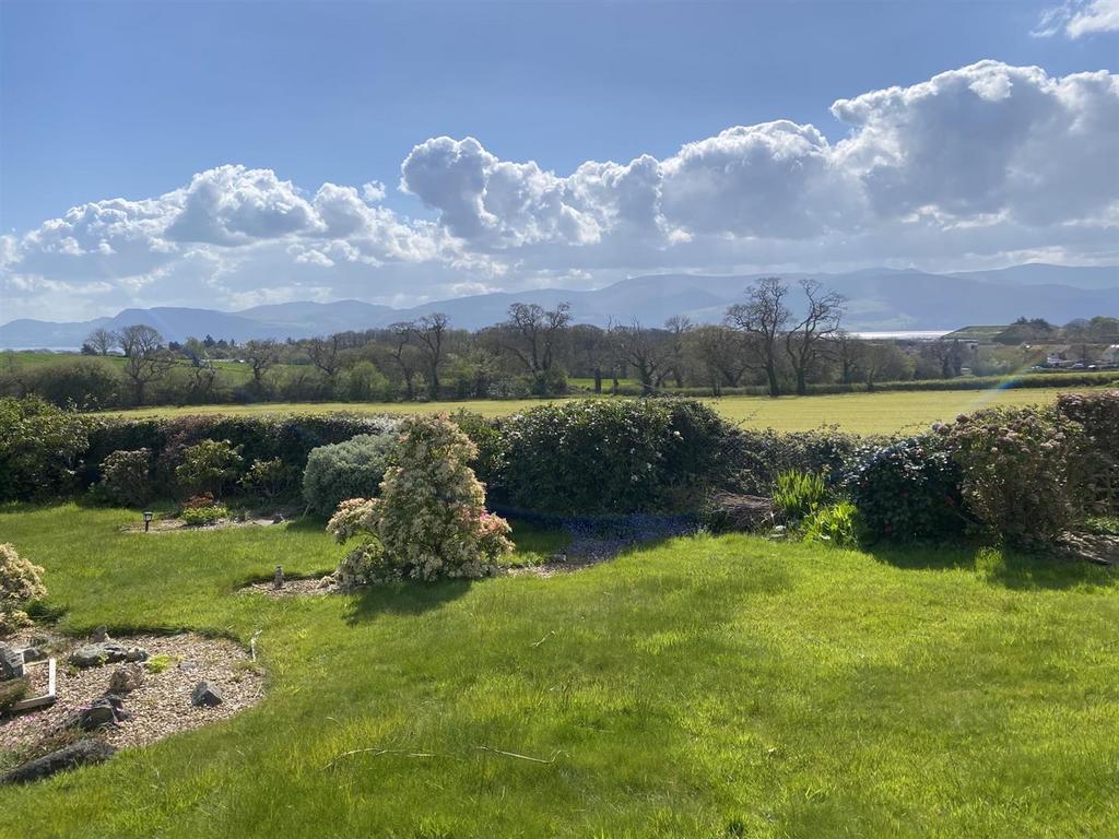 19 Garth Wen, Llanfaes, Beaumaris 3 bed detached bungalow for sale £