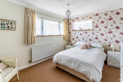 24 Greenacres, Oxted, RH8 0PB
