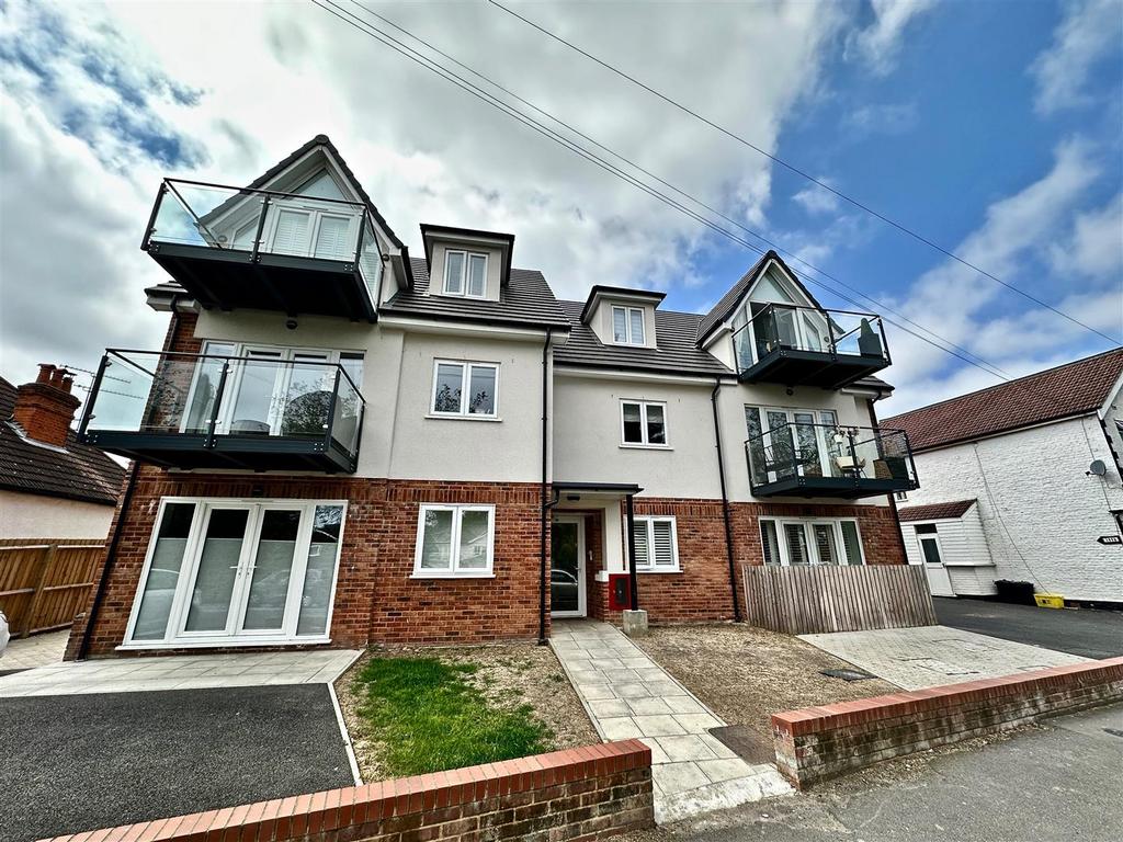 Kiln Road, Benfleet 2 bed flat £1,295 pcm (£299 pw)