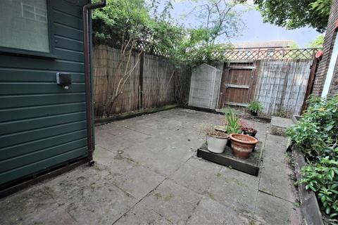 2 Glimpsing Green, Erith, DA18 4HE